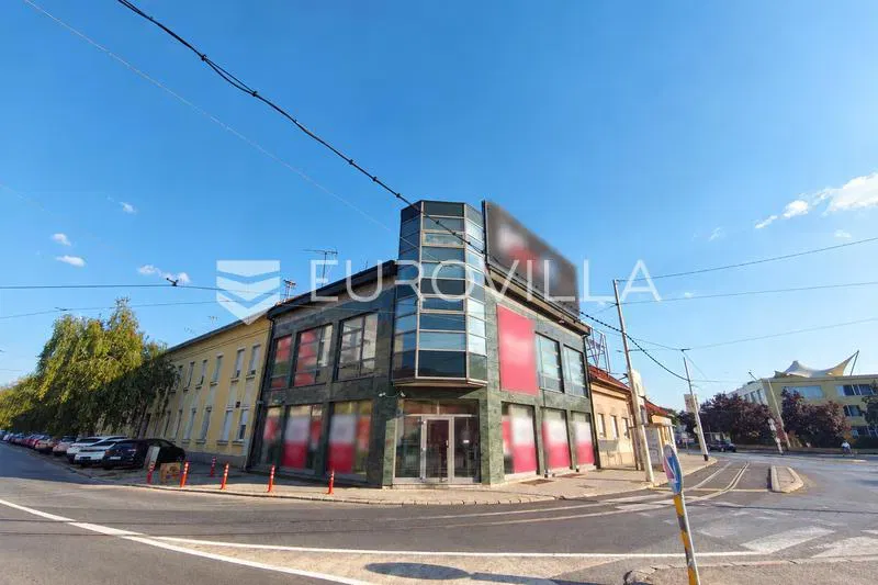 Osijek, Centar ulični prostor 230 m² u atraktivnoj poslovnoj zgradi, odlična lokacija