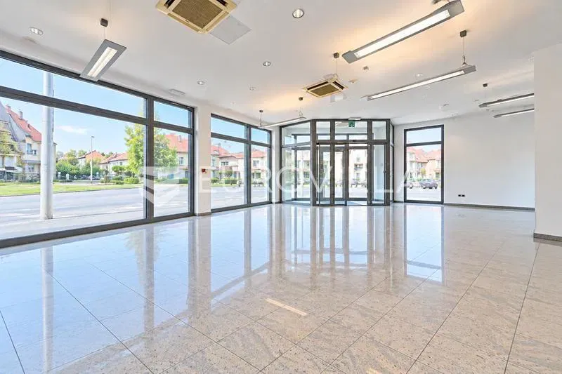 Osijek, Centar ulični prostor u poslovnoj zgradi dodatno 2 etaže