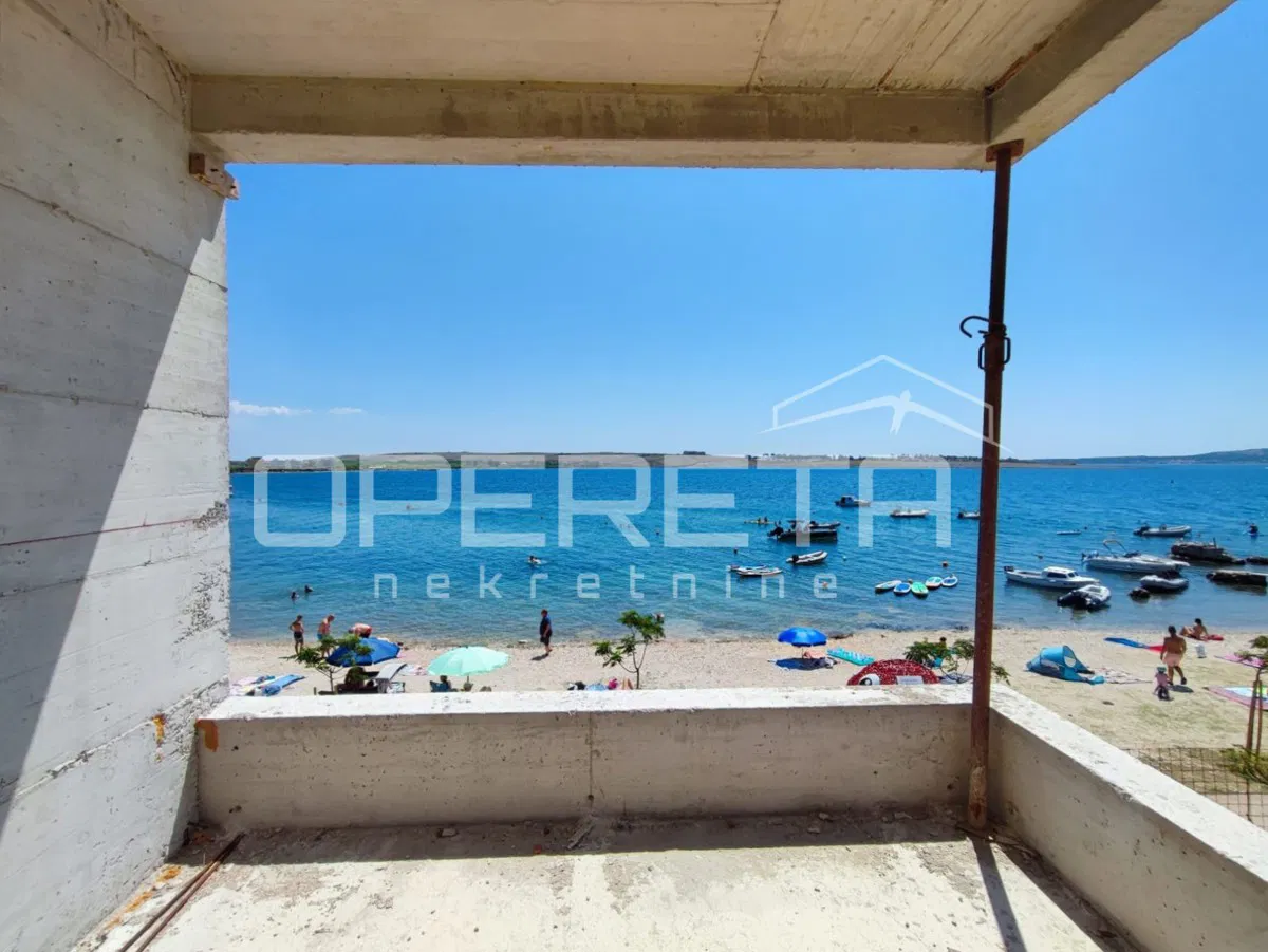 Appartamento monolocale in nuova costruzione, prima fila sul mare, Povljana, Pag
