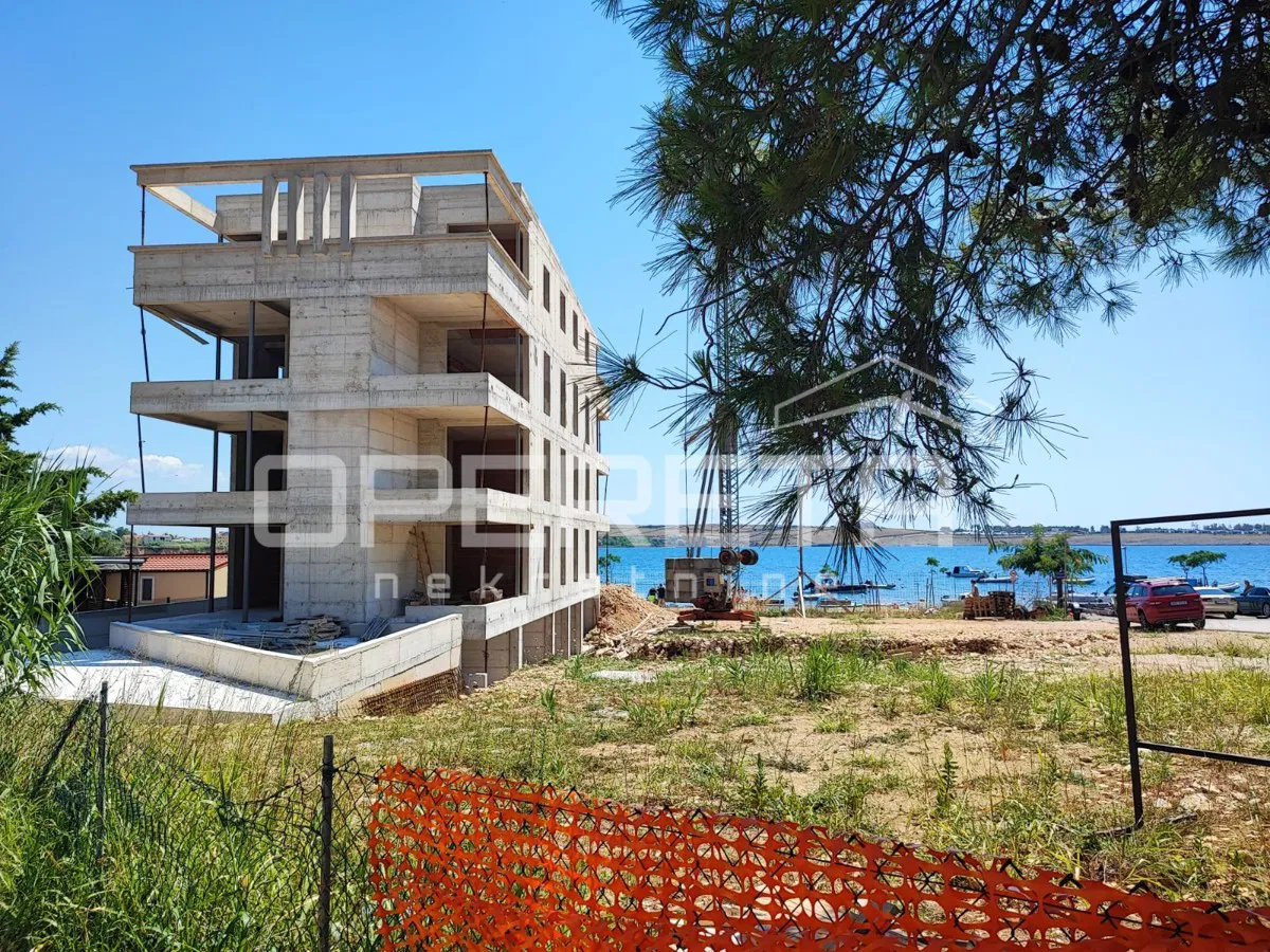Appartamento su due piani in nuova costruzione, prima fila sul mare, Povljana, Pag