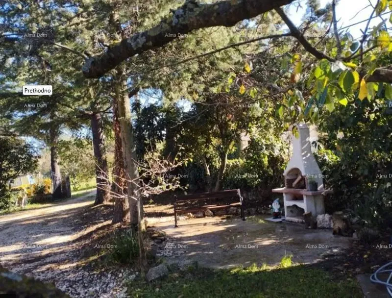 Prodaje se kuća s velikom okućnicom, 5 km od Poreča