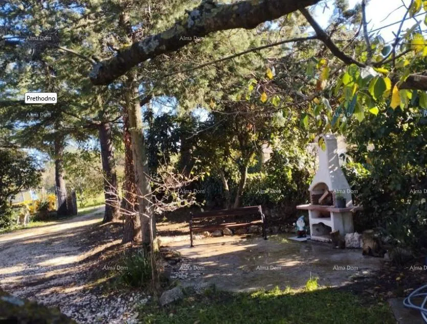 Prodaje se kuća s velikom okućnicom, 5 km od Poreča