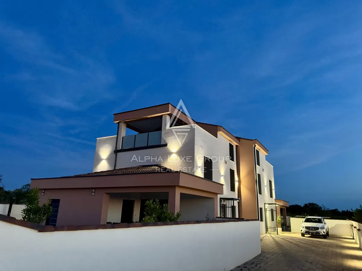 Istra, Pula: Elegantna luksuzna vila s pogledom na more i bazenom sa slanom vodom u mirnom zelenom okruženju