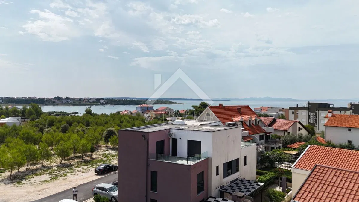 Prostrani apartman u blizini mora - Privlaka