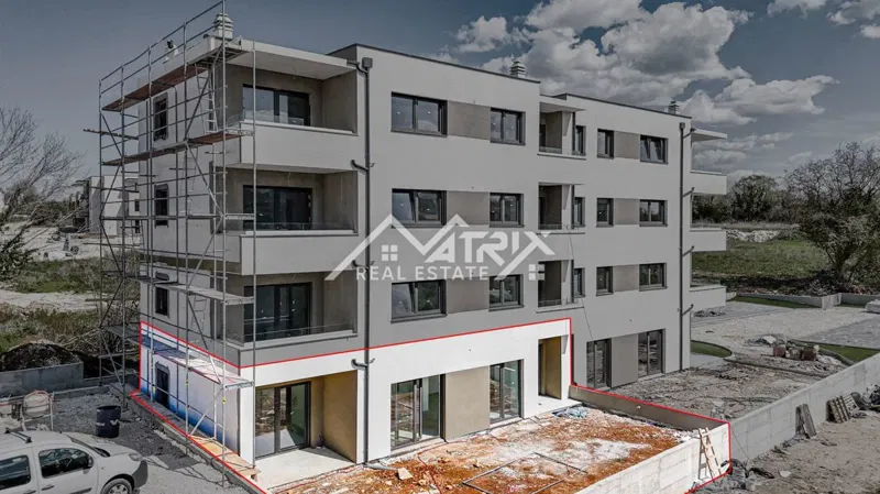 Poreč Bereich, Dreizimmerwohnung im Erdgeschoss mit Garten!