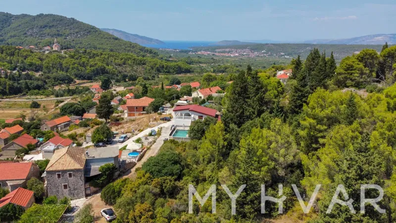 Građevinska parcela s panoramskim pogledom na more u Dolu