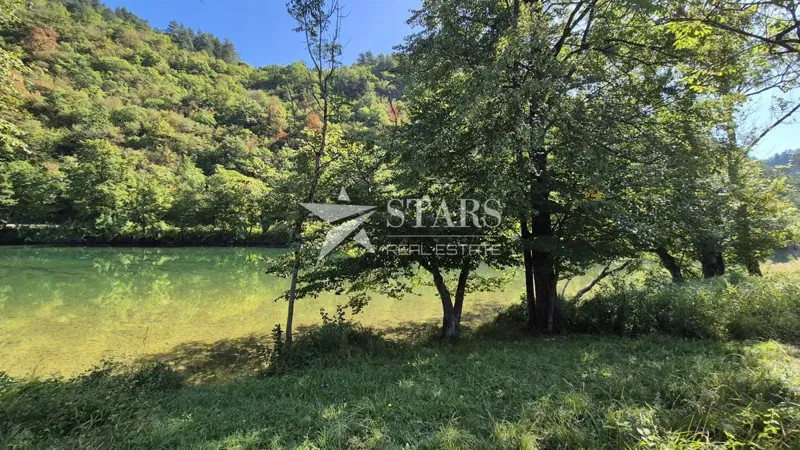 Gorski Kotar, Štefanci – 1.654 m² Grundstück direkt an der Kupa, 70 m Ufer und Privatstrand