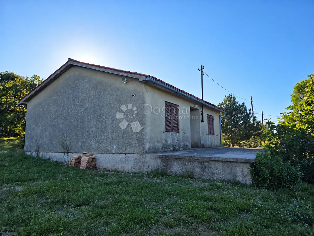 LABIN,kuća sa garažom  na kraju sela sa pogledom