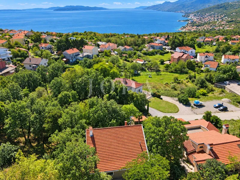 MATULJI – SAMOSTOJEĆA KUĆA 270 m² S VELIKOM OKUĆNICOM 1.200 m² I POGLEDOM NA MORE