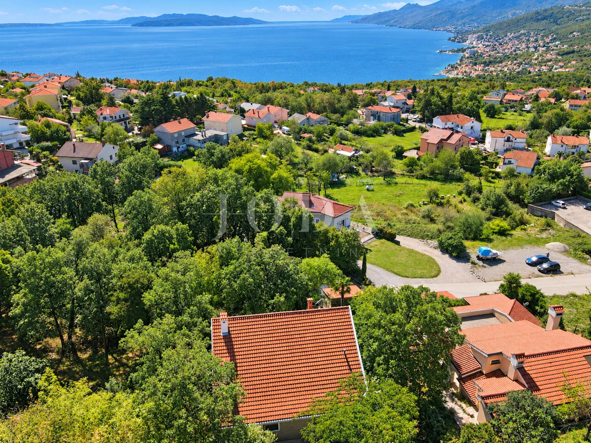 MATULJI – SAMOSTOJEĆA KUĆA 270 m² S VELIKOM OKUĆNICOM 1.200 m² I POGLEDOM NA MORE