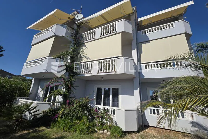 Rab, Barbat, Novija Gradnja, Apartmanska kuća s 12 stanova s pogledom na more 250 m od plaže