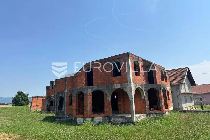 Požega, kuća u izgradnji na velikoj okućnici