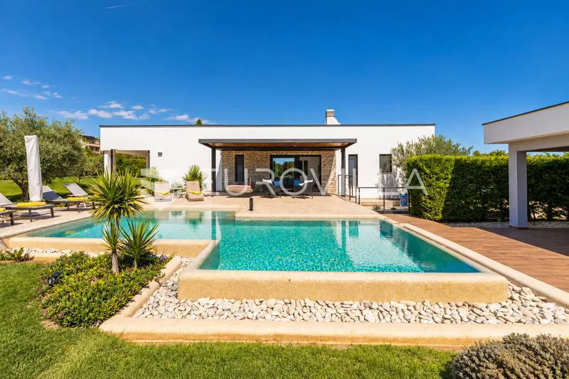Istra, Medulin, Luksuzna villa sa bazenom i velikom okućnicom