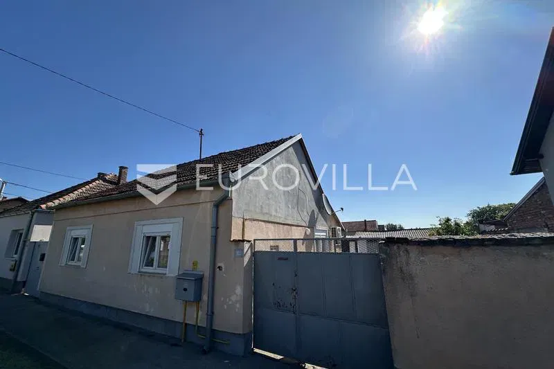 Vukovar, Sajmište, kuća s velikom parcelom 674 m²
