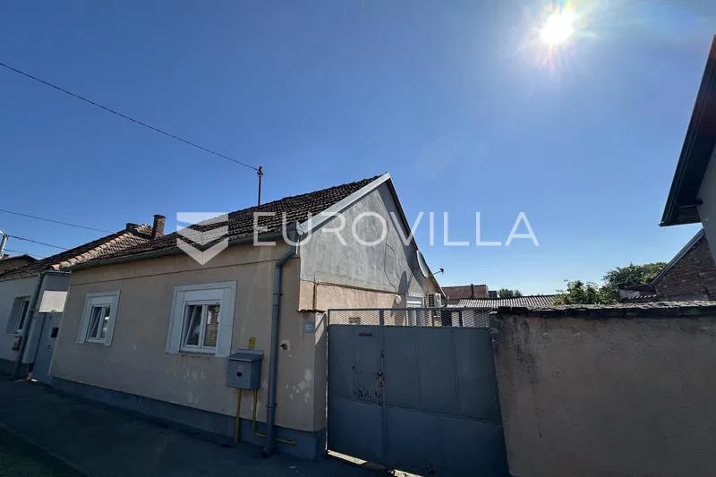 Vukovar, Sajmište, kuća s velikom parcelom 674 m²