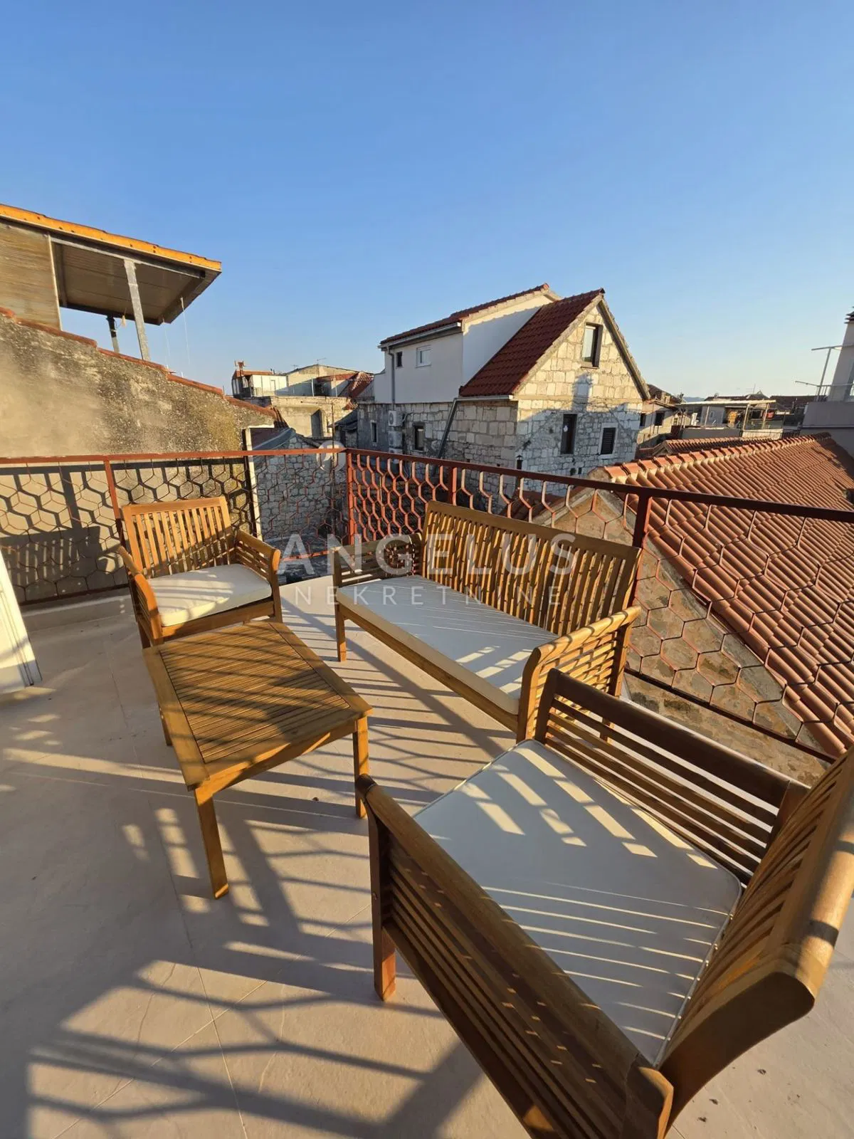 Kaštela - Jedinstvena kamena kuće s terasom, 95 m2, PRODAJA