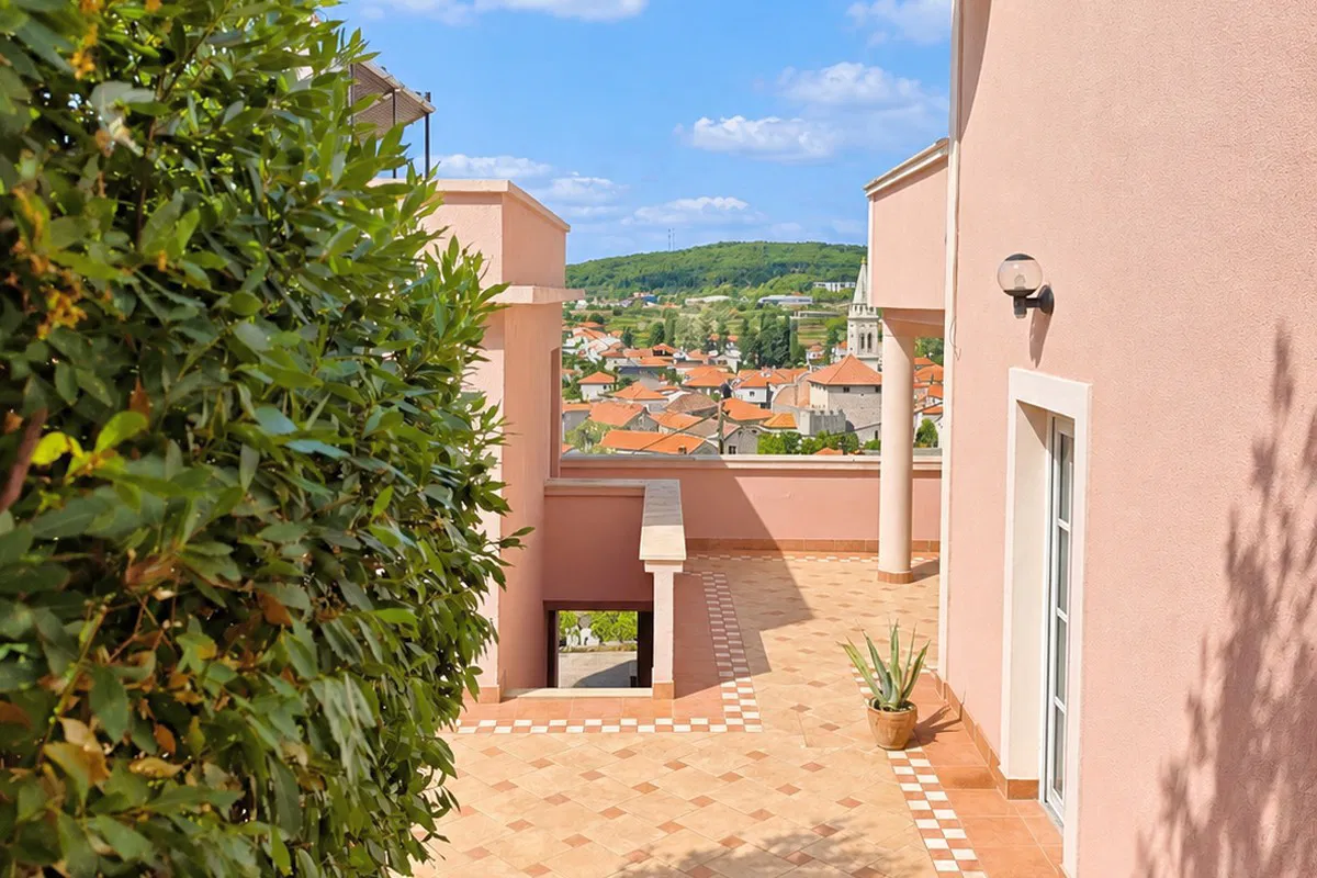Kuća s tri apartmana, garažom i pogledom na more