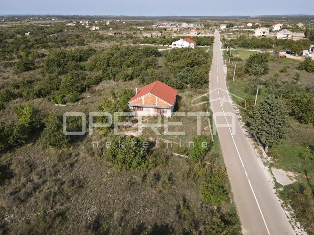 Građevinsko zemljište s kućom 4.050 m2 – Zemunik Donji