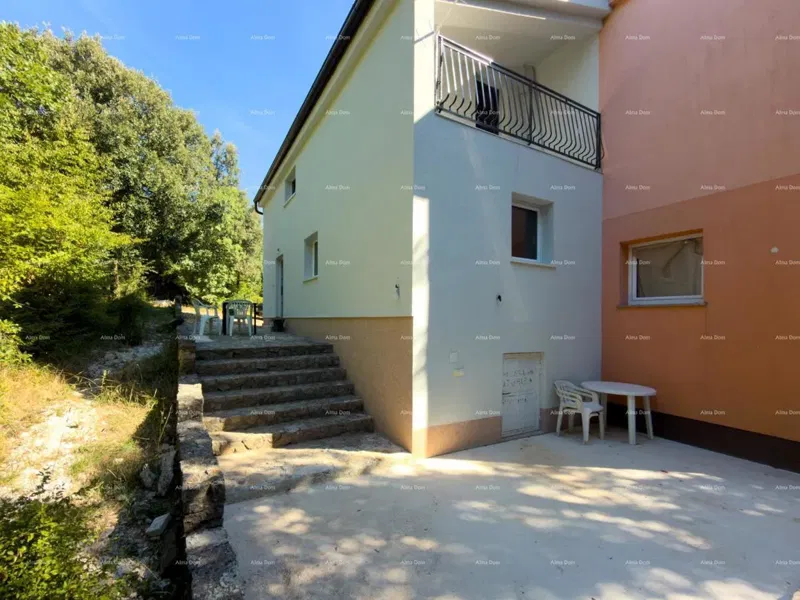 Prodajemo malu kuću posljednju u nizu. Kavran.