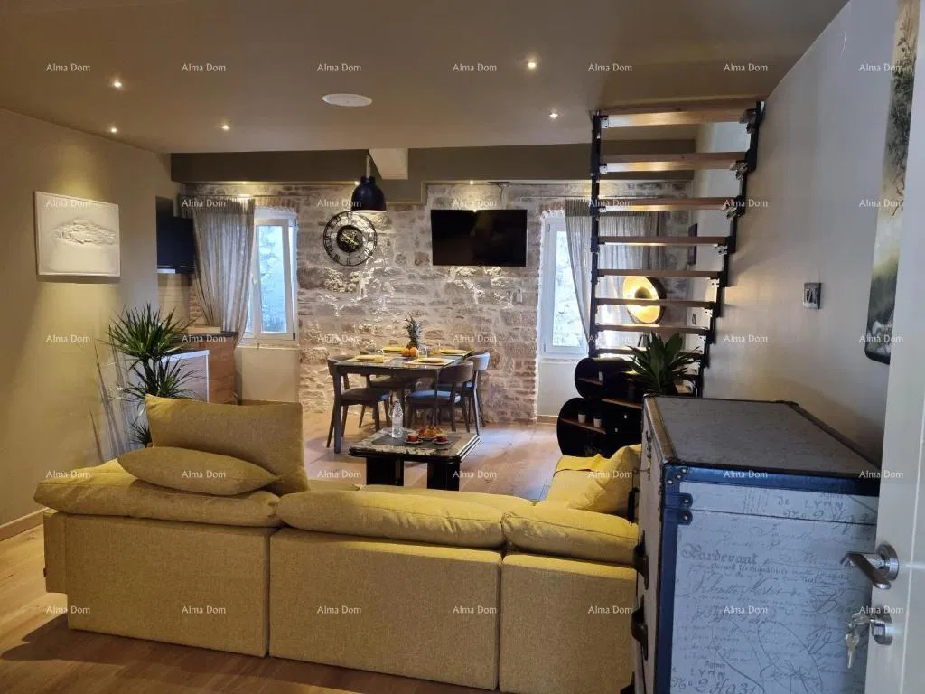 Vendita - Elegante appartamento su due piani nel centro storico della città, Rovigno!
