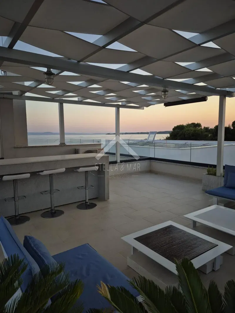 Penthouse sa krovnom terasom, drugi red od mora - Vir