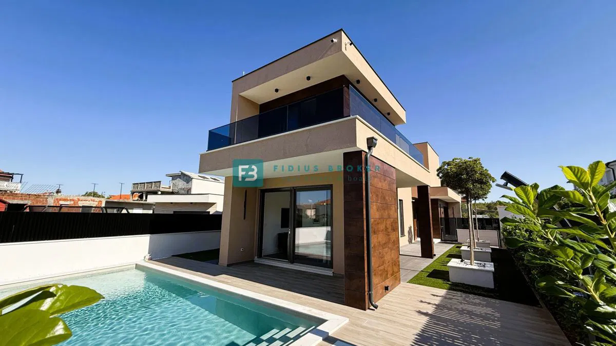 VODICE, novogradnja, luksuzno opremljena vila, bazen, garaža, vrt 340 m2