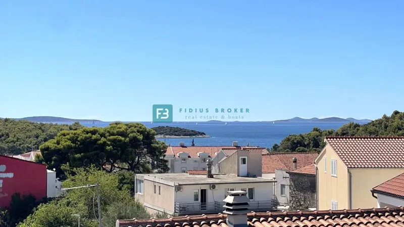 TRIBUNJ, SOVLJA, novo, stan na dvije etaže, 400 m do plaže, krovna terasa, pogled na more