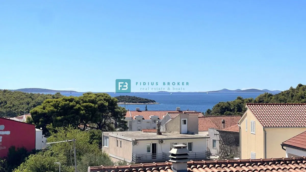 TRIBUNJ, SOVLJA, novo, stan na dvije etaže, 400 m do plaže, krovna terasa, pogled na more
