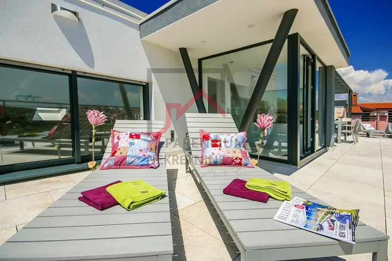 Istra, Vrsar – Penthouse s velikom terasom i pogledom na more, 500 m od mora