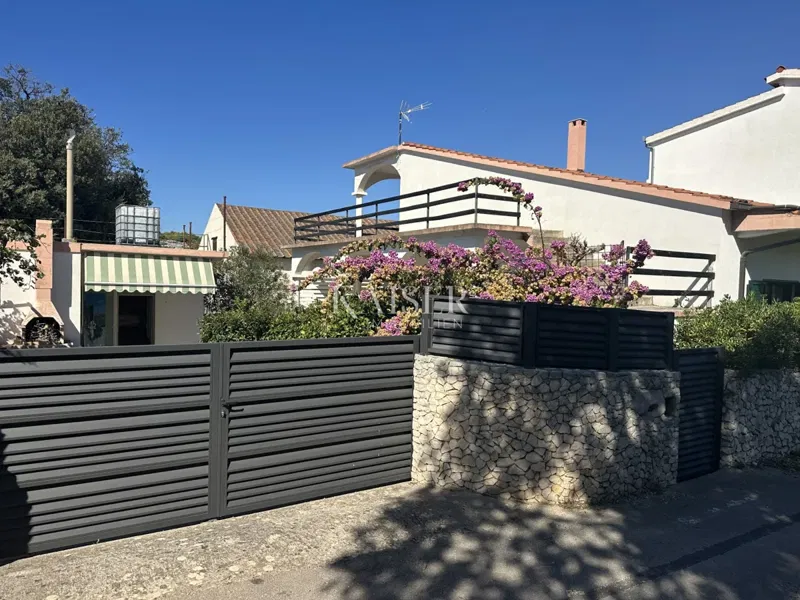 Rogoznica, Ražanj- Kuća 200 m2 s pogledom na more, velikom konobom, garažom i iznimnim potencijalom
