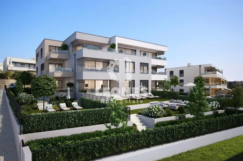 Confortevole appartamento con ascensore e vista mare aperta a Novigrad