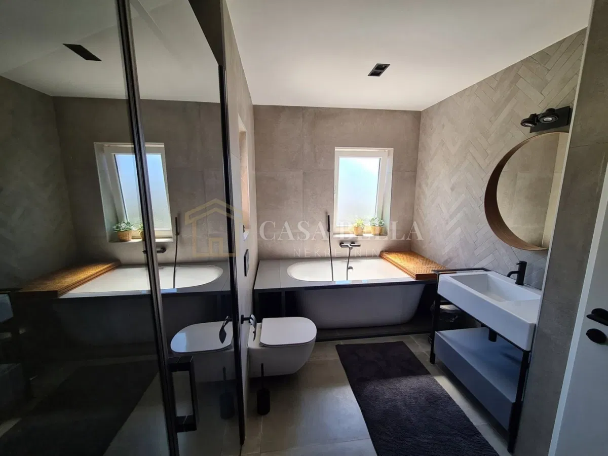 Crikvenica - 2S+DB , 100m2 , parking + terasa *POGLED NA MORE* (1.10-15.05)