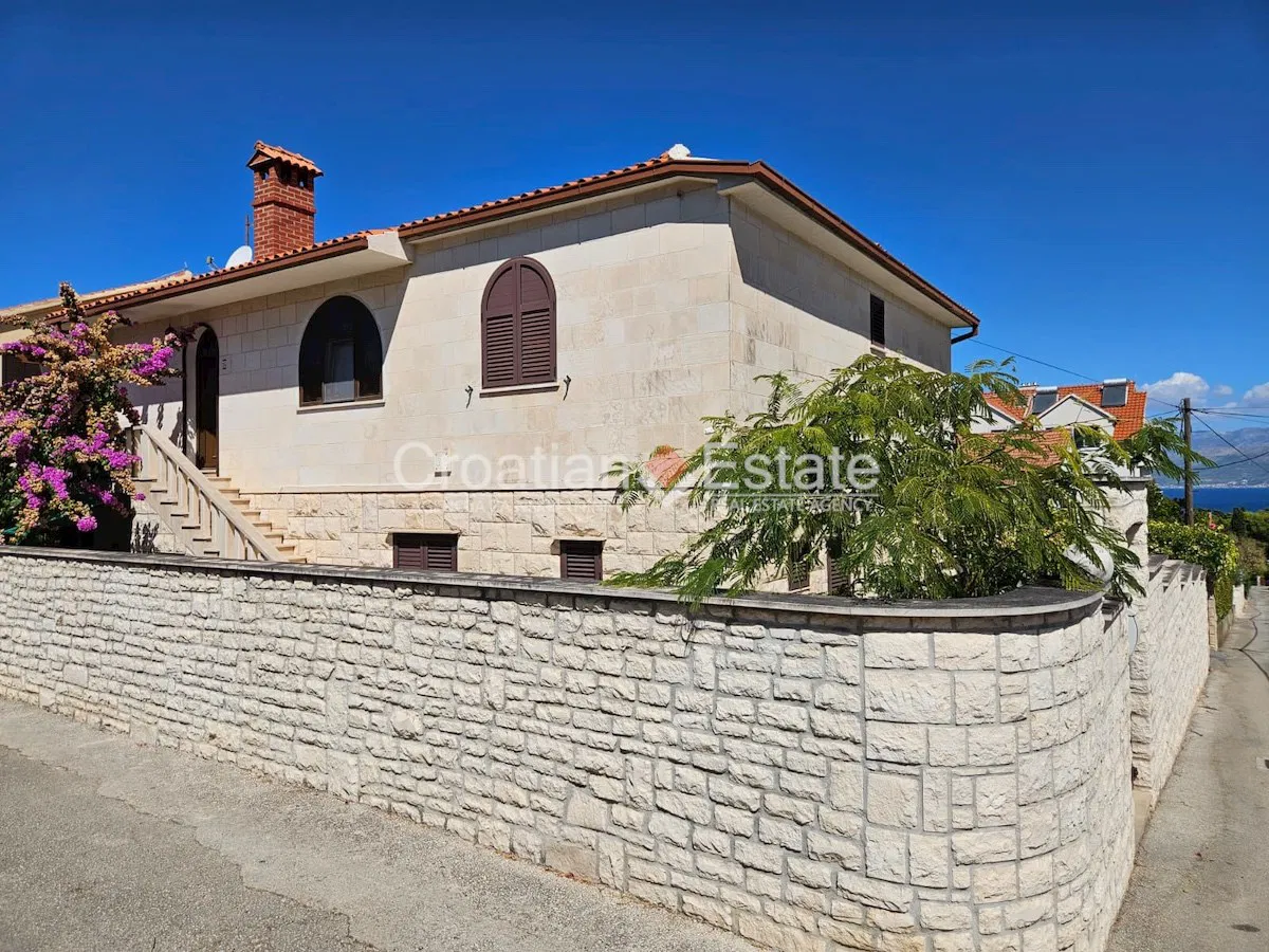 Otok Brač - Atraktivna samostojeća kuća obložena bračkim kamenom s pogledom na more