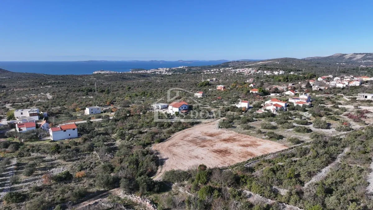 Primošten - Građevinsko zemljište 680m2, pogled na more