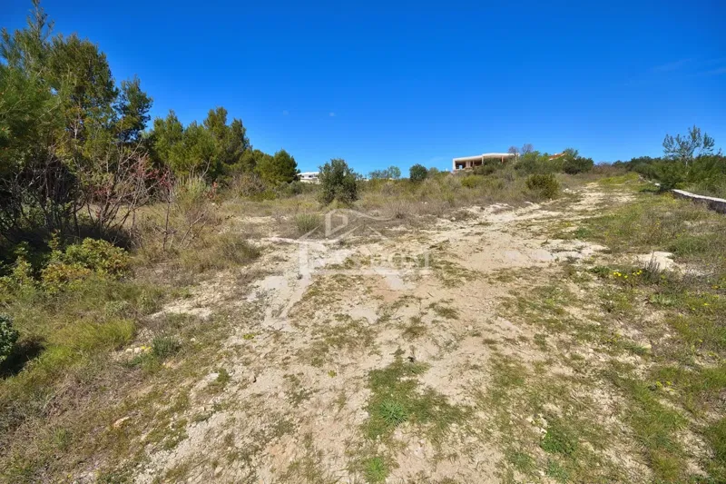 Vodice - građevinsko zemljište 1457m2 , 800 m od plaže