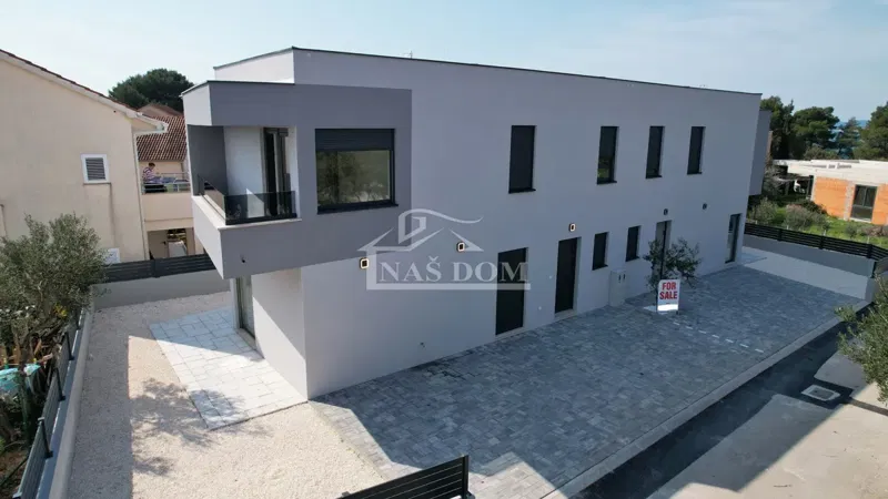 Žaborić - Dvojna kuća S2, 70 m od mora, novogradnja s vrtom i terasom