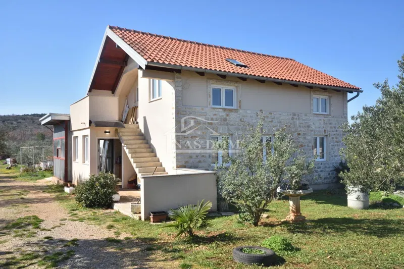 Vodice – Poljoprivredno zemljište s kućom, maslinikom i pomoćnim objektima