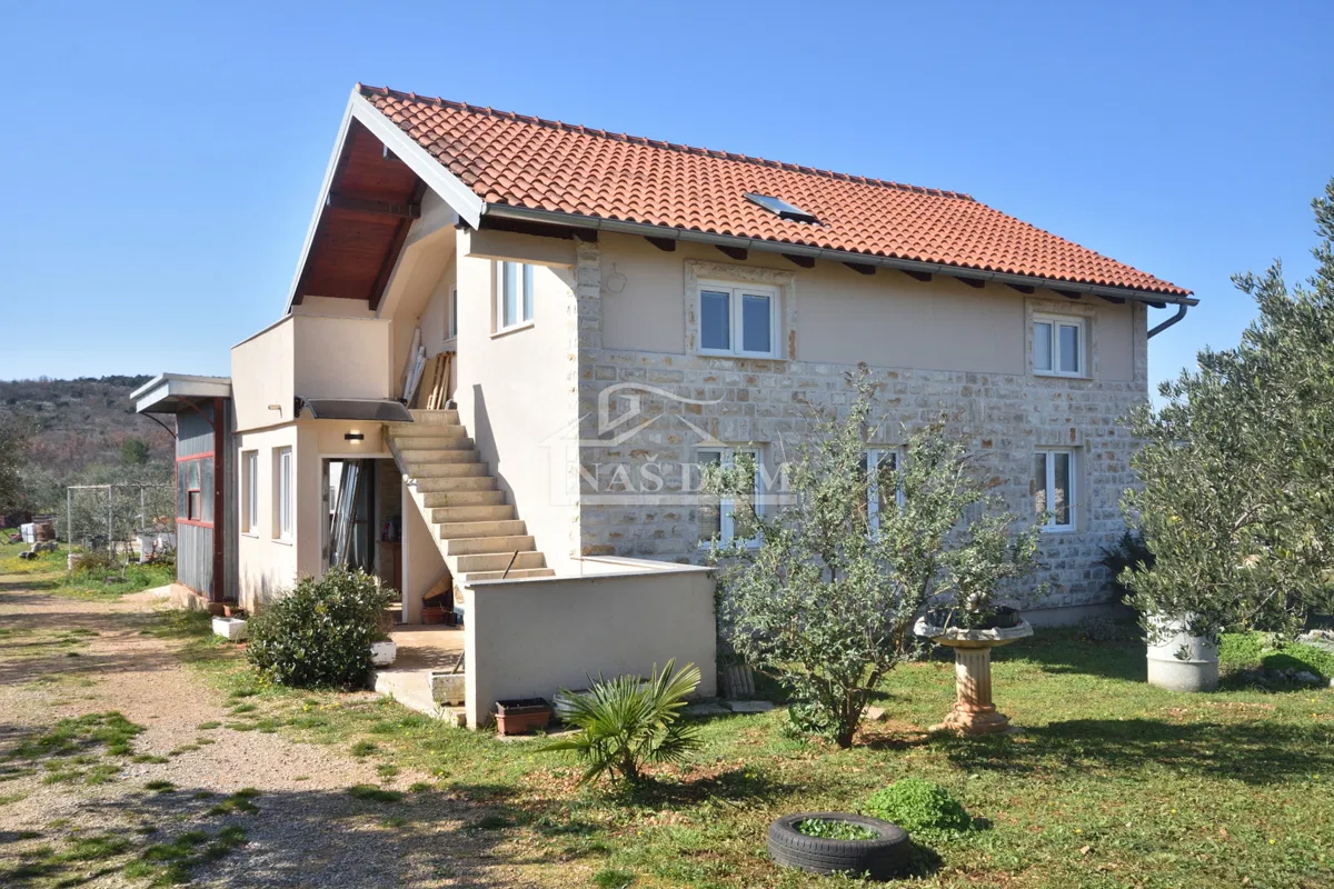 Vodice – Landwirtschaftliches Grundstück mit Kuća, Olivenhain und Nebengebäuden