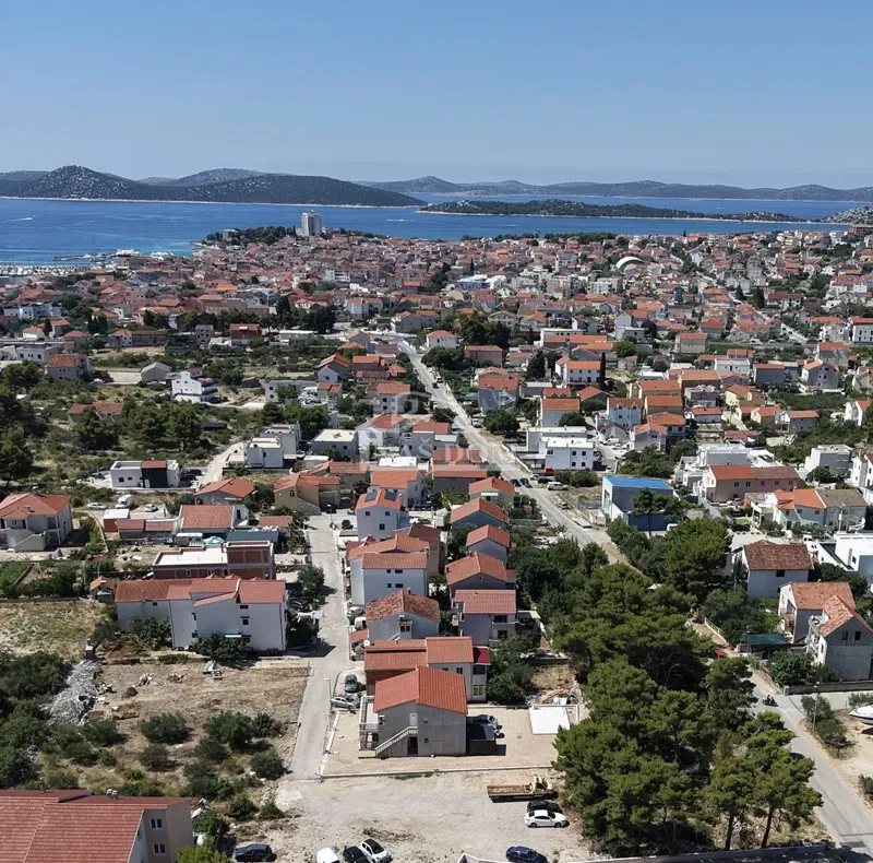 Vodice - građevinsko zemljište 1256 m2