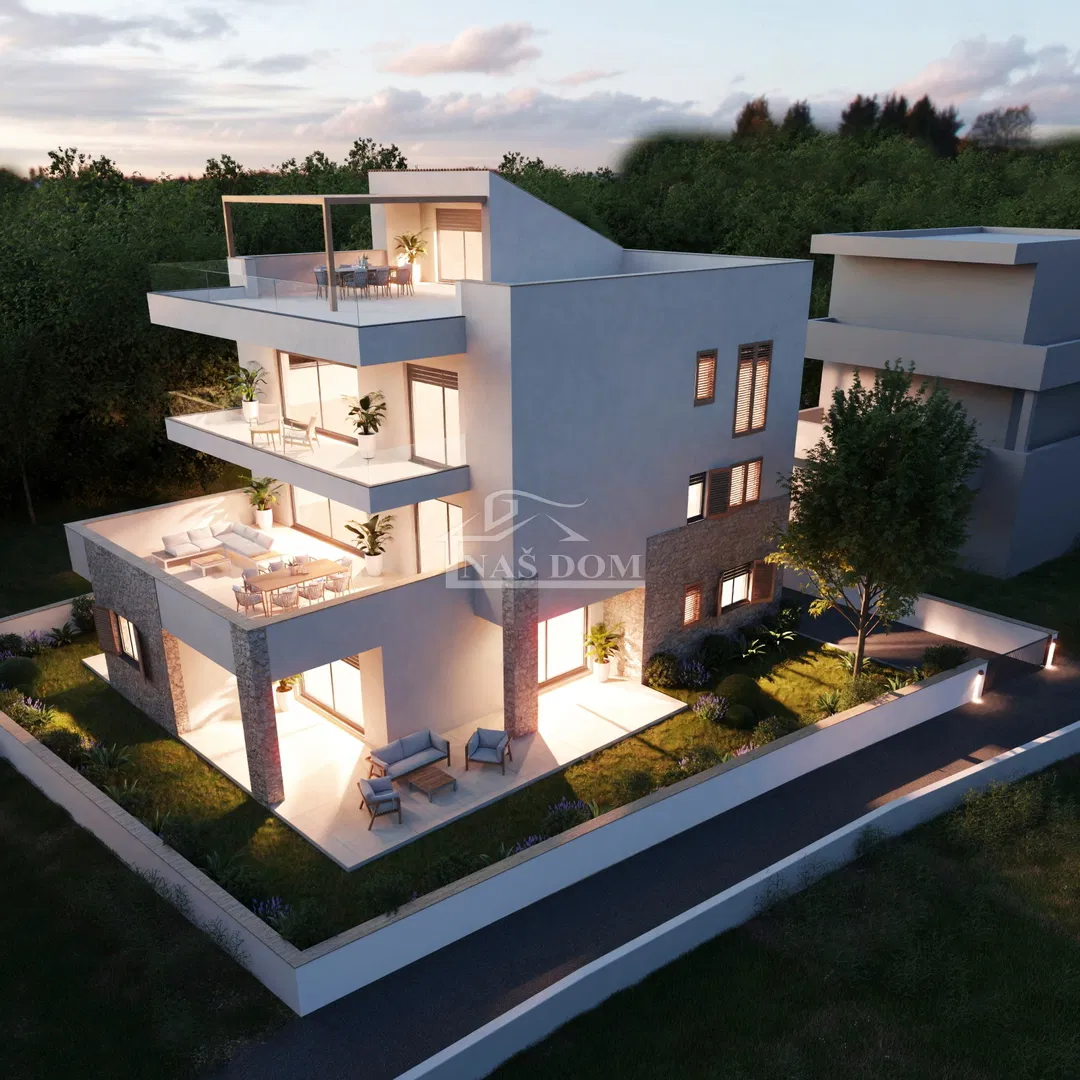 VODICE – GRAĐEVINSKO ZEMLJIŠTE 748 m² S PRAVOMOĆNOM GRAĐEVINSKOM DOZVOLOM, TOP LOKACIJA!