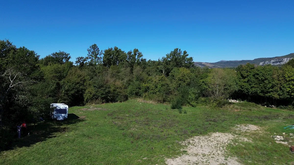 Ročko Polje – zemljišče 1.718 m², infrastruktura ob zemljišču