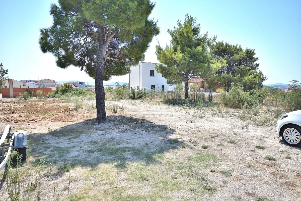 Vodice - građevinsko zemljiste na mirnoj lokaciji , pogled na more