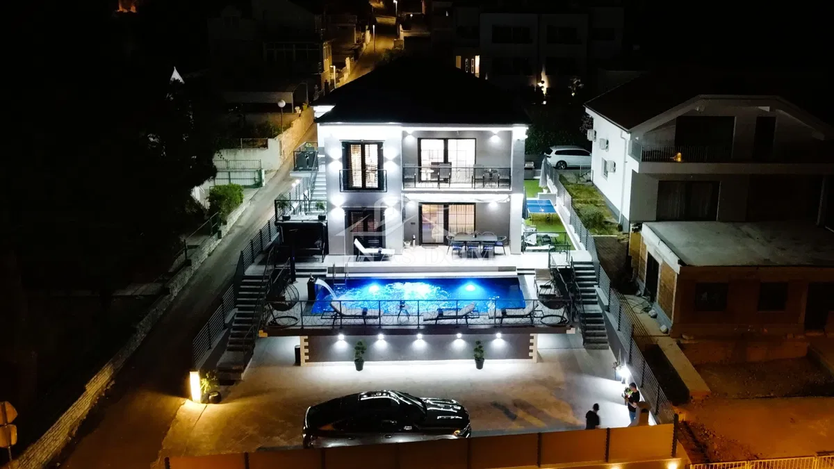 Brodarica -Villa s bazenom,  70m od mora
