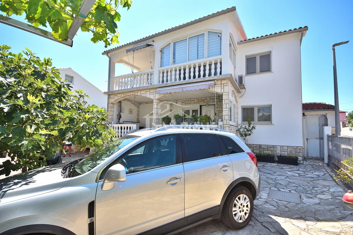 Tribunj- kuća s dva apartmana, 600m od plaže
