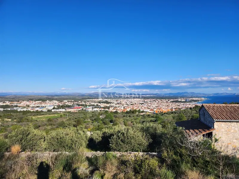 Vodice-poljoprivredno zemljište s predivnim panoramskim pogledom na more i okolicu