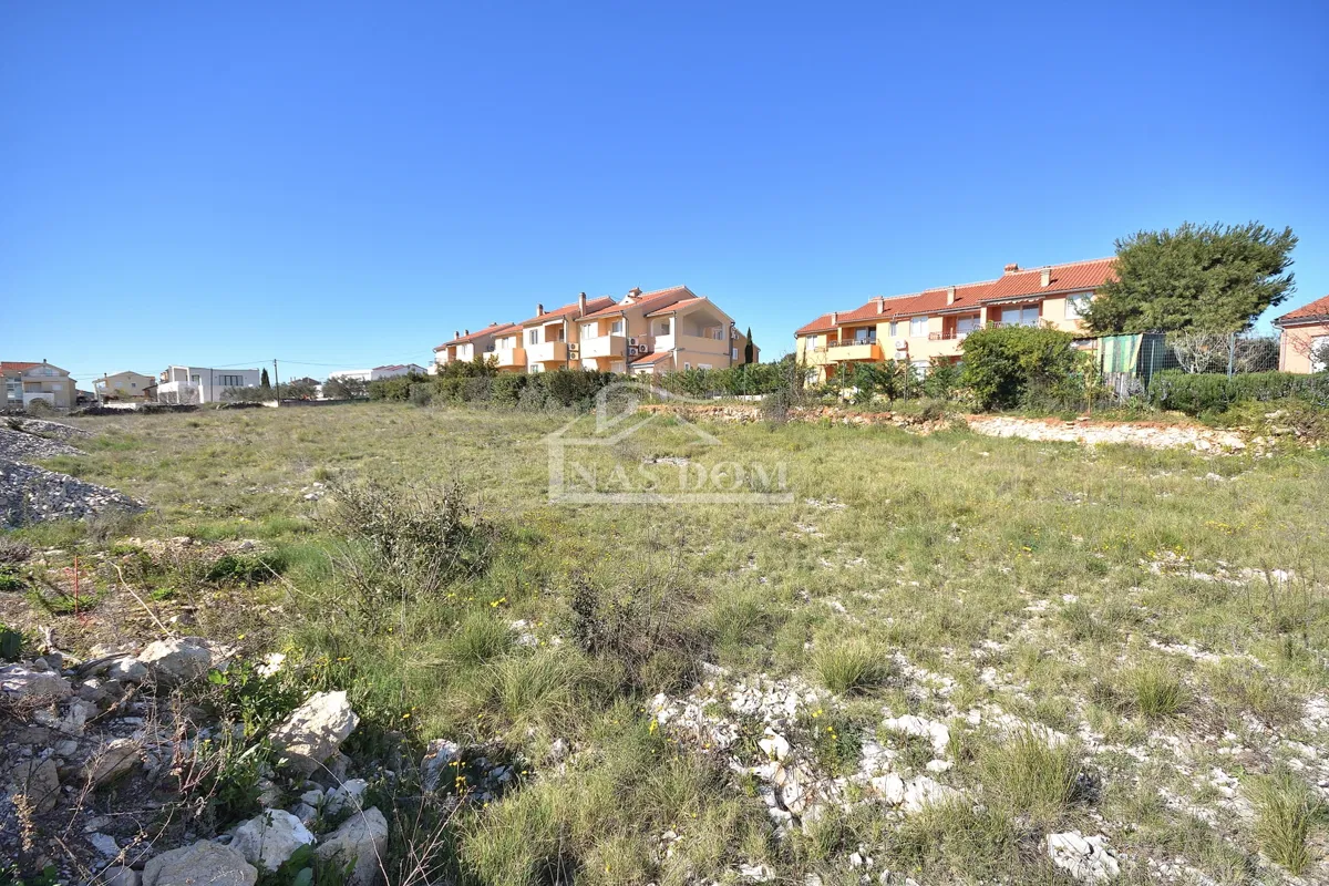 Vodice - građevinsko  zemljište 692m2