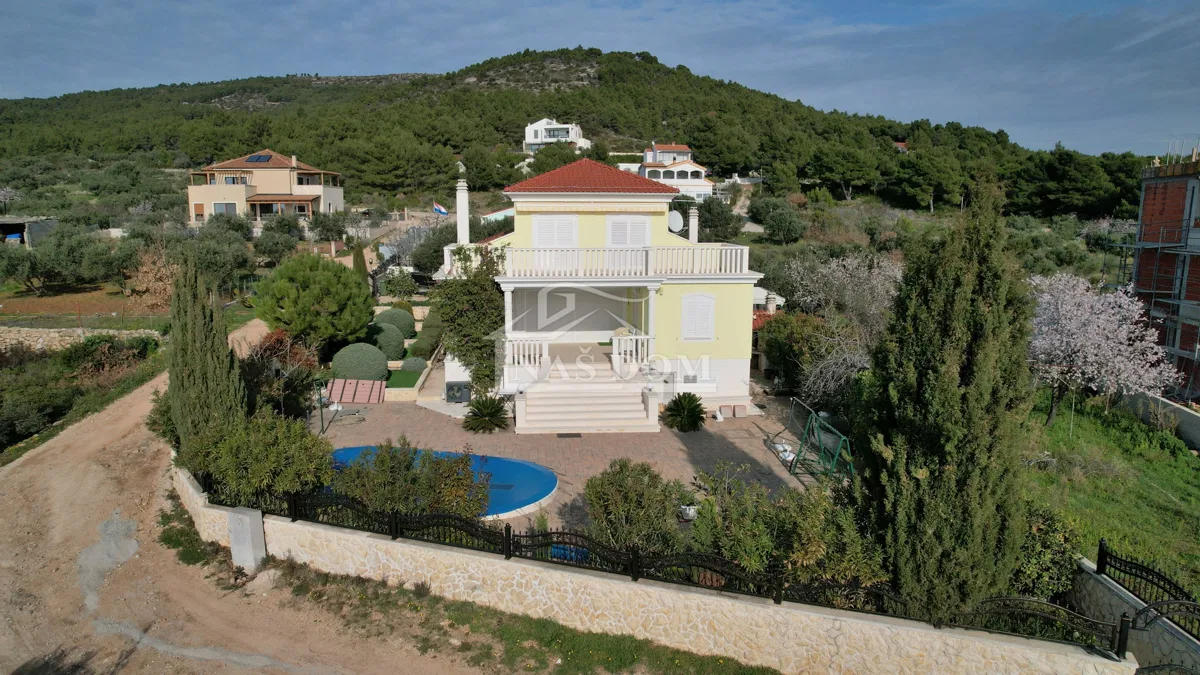 Tribunj - vila s bazenom u blizini plaže