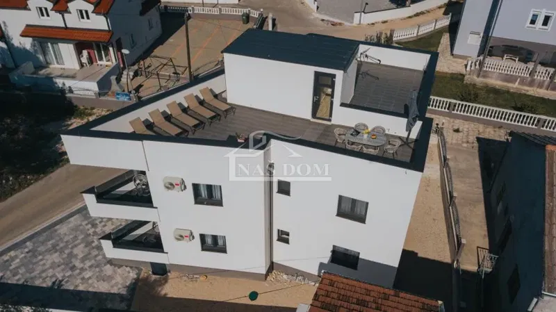 Vodice - apartmanska kuća s krovnom terasom , pogled na more