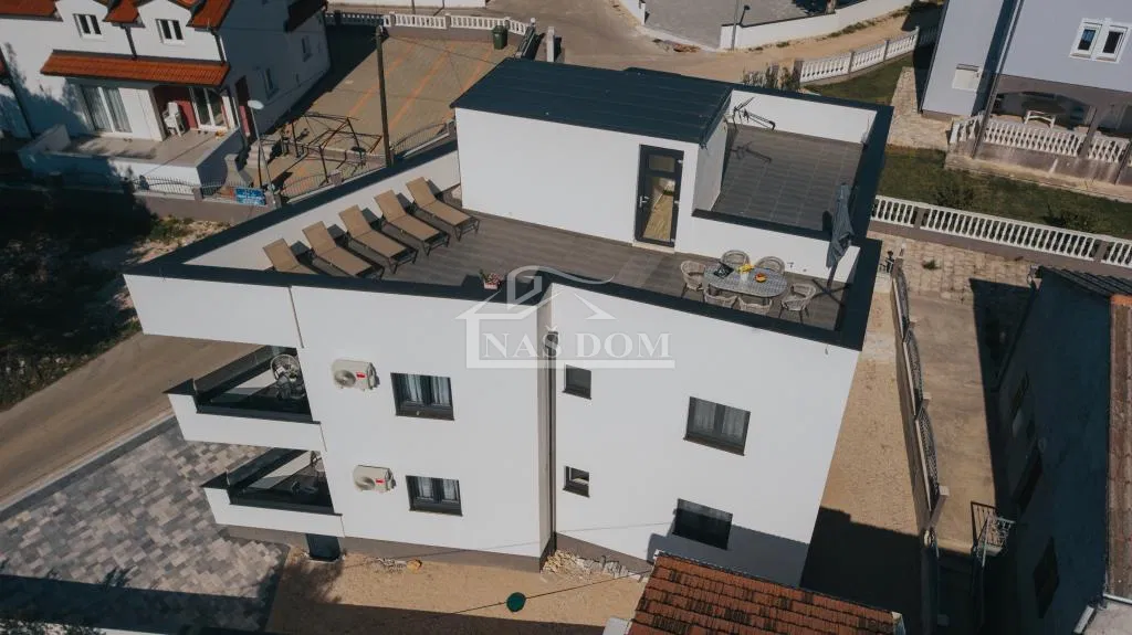 Vodice - apartmanska kuća s krovnom terasom , pogled na more