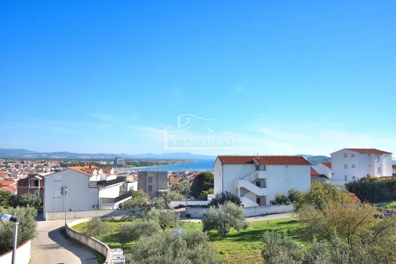 Vodice - kuća s tri stana , pogled na more , 800 m od plaže